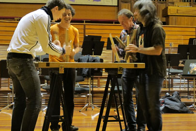 Martin Grubinger se reúne con Oreka TX en la sede de la Orquesta