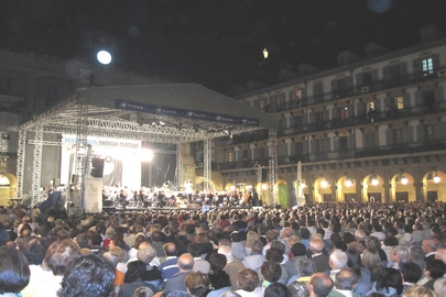 Más de 3.000 personas se dieron cita en la Plaza de la Constitución para seguir de cerca el concierto gratuito de la Orquesta