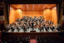 Stefan Asbury et l'Orchestre Symphonique d'Euskadi. Photo L&P