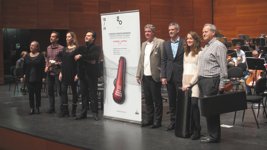 Left-right: Elena Mtz. de Murguía (viola), Héctor Marqués (percussion), Mojca Erdmann (soprano), Robert Treviño (musical director), Joxean Muñoz (culture vicepresident), Oriol Roch (CEO), Amaia Asurmendi (violin), Tomás Ruti (bassoon)