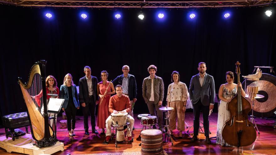 De izda. a dcha.: Francesca Di Nicola (arpa), Eider Mendoza (Presidenta de las Juntas Generales de Gipuzkoa), Oriol Roch (director general de la Orquesta de Euskadi), Hélène Billard-Alirol (flauta), Anthony Lafargue (percusión), Mikel Cañada (coordinador del Dpto. Educativo de la Orquesta de Euskadi), Jon Insausti (, concejal delegado de Cultura y Educación del Ayuntamiento de San Sebastián), Ana Eguiazabal (presentadora), David García (El Diario Vasco), Enara Susano (contrabajo y voz).