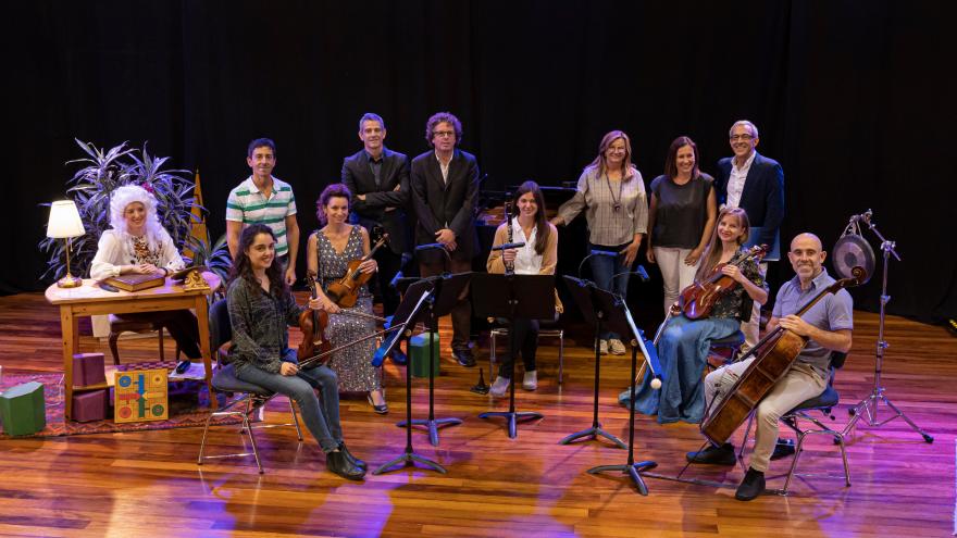 Euskadiko Orkestra Sinfonikoaren musikari eta ordezkariak; Xabier Ezeizabarrena, Gipuzkoako Batzar Nagusien presidentea; Duñike Agirrezabalaga, Donostiako Udalaren Berdintasuneko, Elkartasuneko eta Eskubide Zibiletako zinegotzi ordezkaria